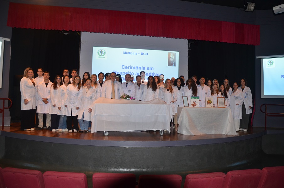  Acadêmicos de Medicina do UGB participam de cerimônia em respeito ao cadáver desconhecido 